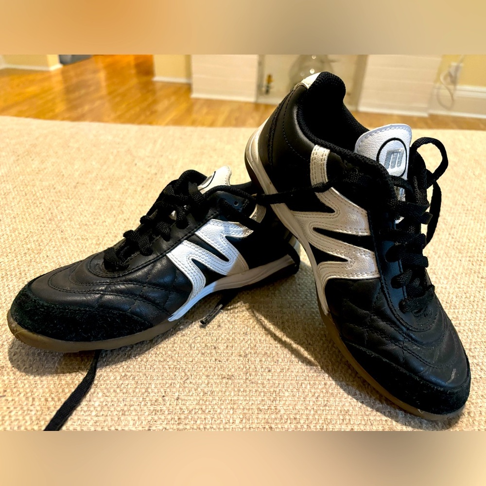 Mitre Indoor Soccer Shoes Boys 4